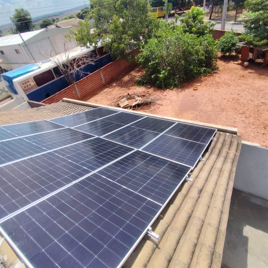 Painéis solares recém-instalados sobre a telha cerâmica de uma casa